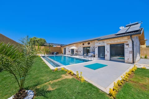 Property building, Day, Garden, Garden view, Pool view, Swimming pool, sunbed