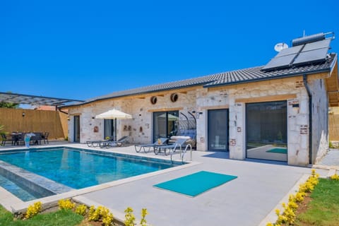 Property building, Patio, Day, Pool view, Swimming pool, sunbed