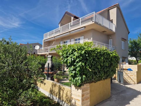 Property building, Day, Garden, Garden view