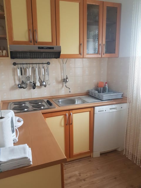 Coffee/tea facilities, Kitchen or kitchenette, dishwasher, stove