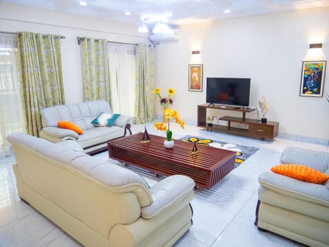 Residence Le Bonheur - 3 Bed Apartment by Douala Mall/Airport Condo in Douala