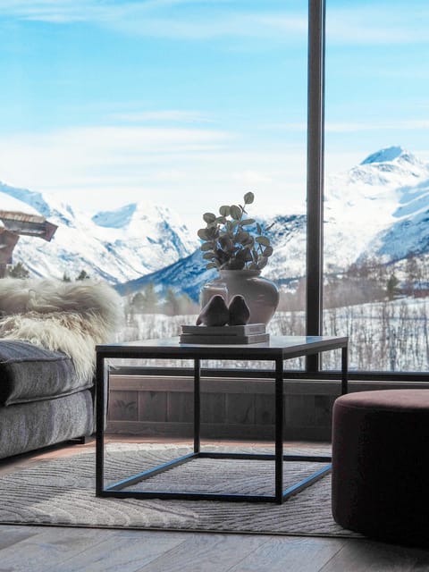 Day, Living room, Seating area, Mountain view