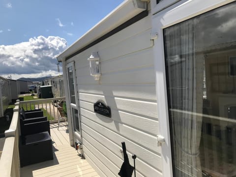 Hot Tub Accommodation North Wales Caravan Terrain de camping /
station de camping-car in Towyn