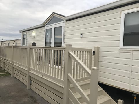 Hot Tub Accommodation North Wales Caravan Campground/ 
RV Resort in Towyn