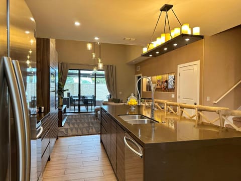 Modern 4 En suites w Private Hot Tub BBQ Grill House in Bay Lake