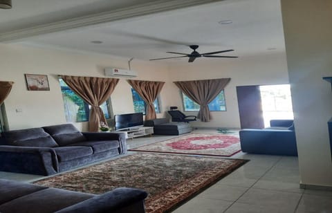 Communal lounge/ TV room, Living room, Garden view, air conditioner