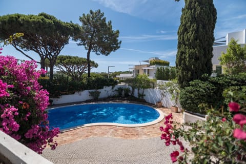 Traditional 3 bedroom villa with great pool in the heart of Vale do Lobo Chalet in Quarteira