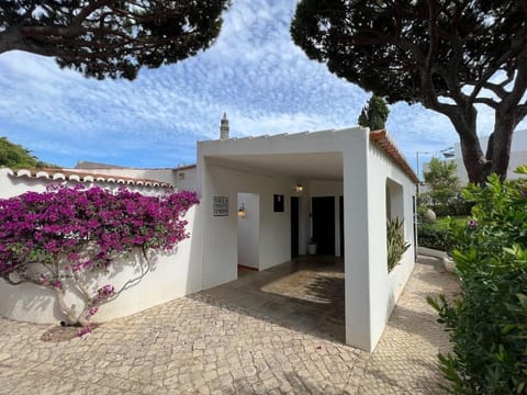 Traditional 3 bedroom villa with great pool in the heart of Vale do Lobo Villa in Quarteira