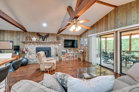 Rustic Russell Springs Home Near Marina and Lake! House in Lake Cumberland
