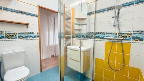 Shower, Toilet, Bathroom, towels