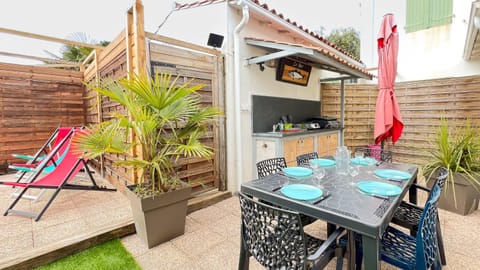 Patio, Garden, Dining area, Garden view, sunbed