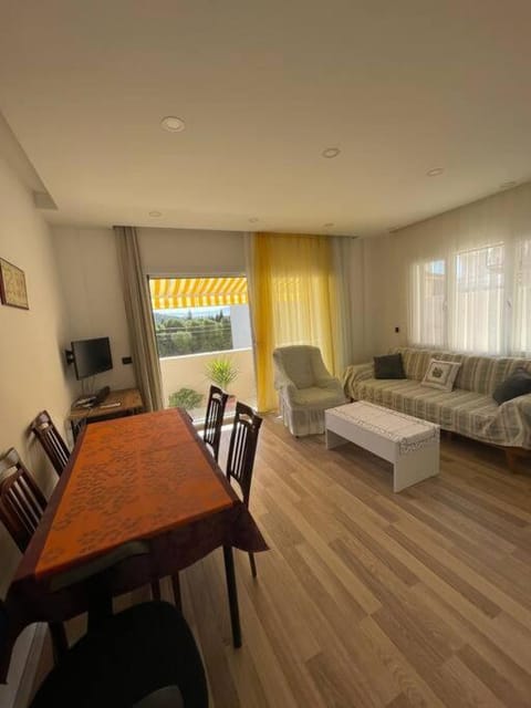 Evalacati - Stylish Flat Yellow Apartment in Cesme