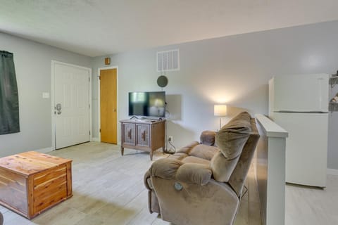Cozy Youngstown Apartment with Central A and C and Heating Condo in Boardman