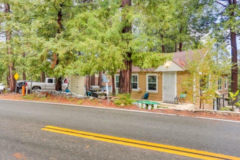 Pet-Friendly California Abode with Fenced-In Yard! Haus in Crestline
