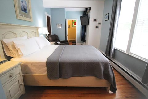 BNB Maison Drew Bed and Breakfast in Magog
