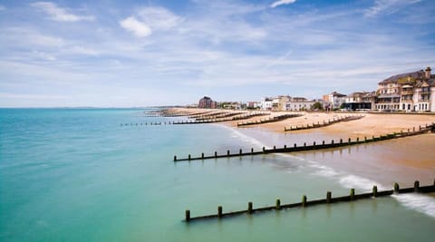 Panoramic sea views in beachfront apt w balcony Apartment in Bognor Regis