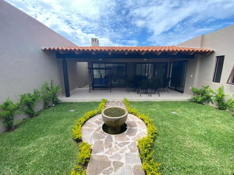 Villa acogedora con patio estilo hacienda. Villa in Ajijic