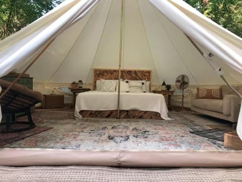 Charming Boho Yurt in the Woods Luxus-Zelt in Columbia