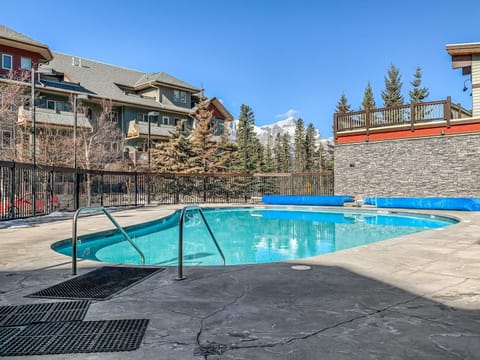 Top Floor Wolf - Best Views With Pool and Hot tub House in Canmore
