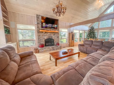 WOW Ski In Ski Out Home with Heated Indoor Salt Pool Haus in McHenry