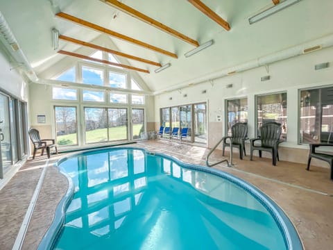 WOW Ski In Ski Out Home with Heated Indoor Salt Pool Casa in McHenry
