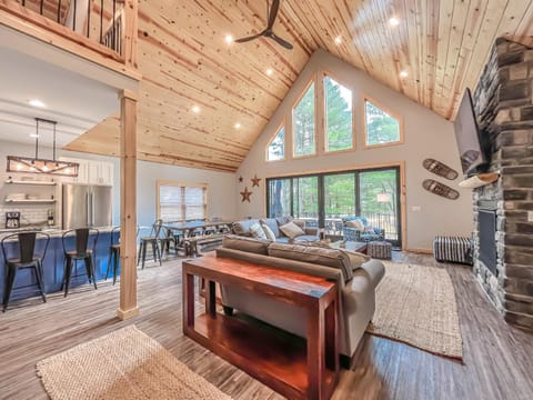 New Construction Amazing Lakefront Home with Hot Tub Firepit House in Deep Creek Lake