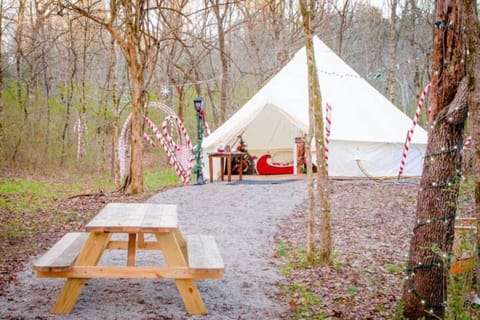 Candy Cane Glamp Yurt in the Woods Tente de luxe in Columbia