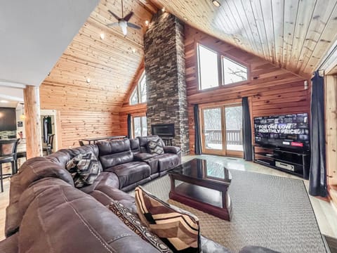 7 mins to Wisp New Hot tub Modern Cabin with Huge Media Room Fire Pit Maison in Deep Creek Lake