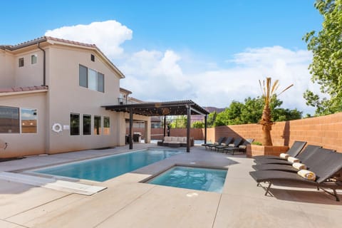 Paradise Village Resort 19Private Pool, Private Hot Tub, Private Tennis Court House in Santa Clara