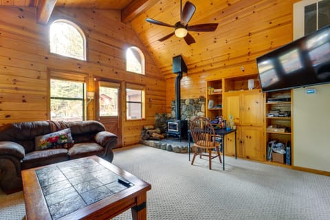 Truckee Cabin Getaway with Private Hot Tub! House in Truckee