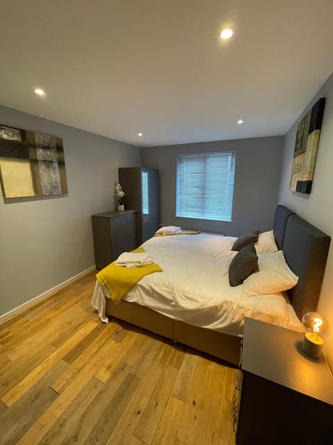 2 Bedroom Flat Condo in Bedford