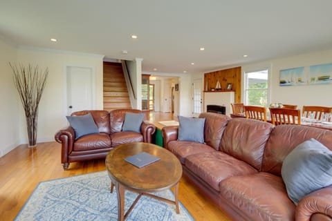 Beautiful Bourne Home Rental with Waterfront Deck! Maison in Bourne