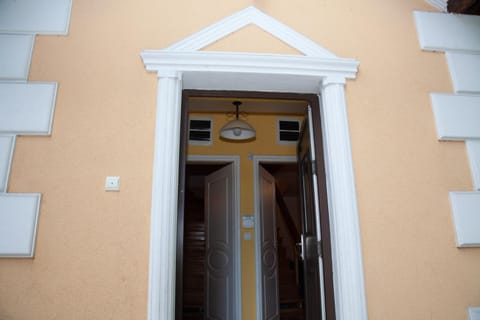 Facade/entrance