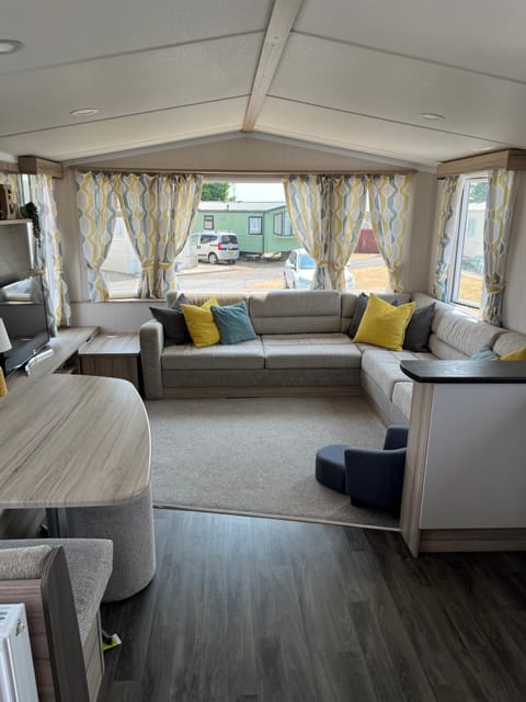 Beautiful caravan in Trecco Bay! 74 sycomore Campeggio /
resort per camper in Porthcawl