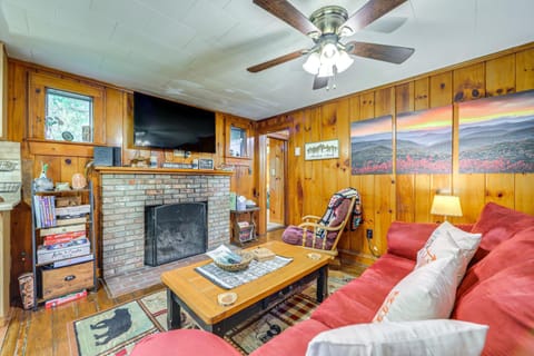 Pet-Friendly Creekside Cabin with Pool Access! House in Maggie Valley