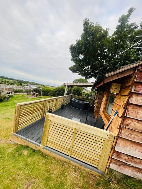 Angies Den - quirky cabin with hot tub & views Inn in Llanasa