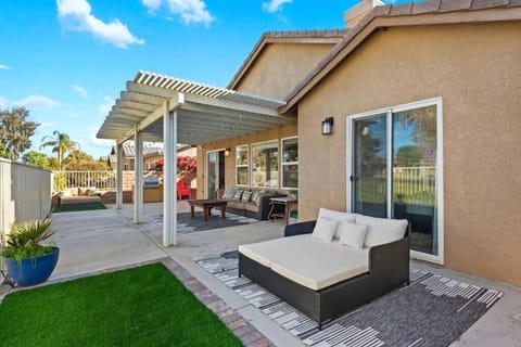 Walk to Festival Sleeps 8 on golf course - Casa Lozano House in Indio