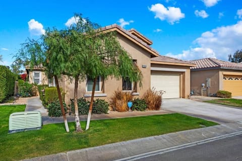 Walk to Festival Sleeps 8 on golf course - Casa Lozano House in Indio