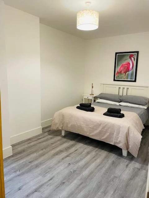 Central modern 1 Bed 1 Bath flat Condo in Woking