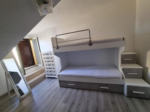 Bedroom, bunk bed