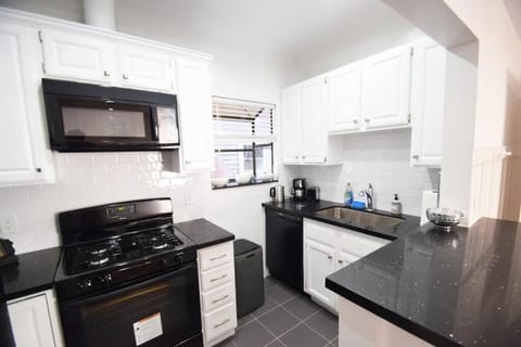 Kitchen or kitchenette, minibar, pet friendly, stove, toaster