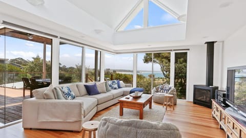 Cuttagee Views Luxury ocean beach front Bermagui Linen & Wifi Provided Maison in Barragga Bay