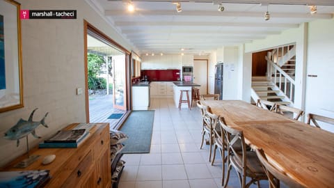 Ocean Pearl Luxury beachfront Bermagui Linen provided House in Bermagui