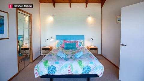 Ocean Pearl Luxury beachfront Bermagui Linen provided House in Bermagui