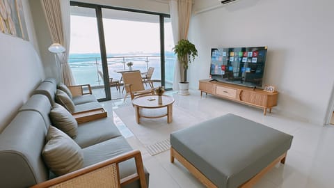 Communal lounge/ TV room, Natural landscape, TV and multimedia, Living room, Seating area, Evening entertainment