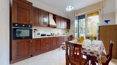 Kitchen or kitchenette, Dining area, minibar, pet friendly