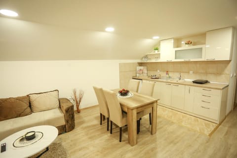 Kitchen or kitchenette, Dining area