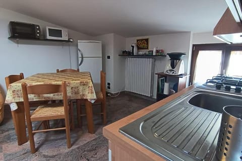 Kitchen or kitchenette, Dining area, minibar, stove