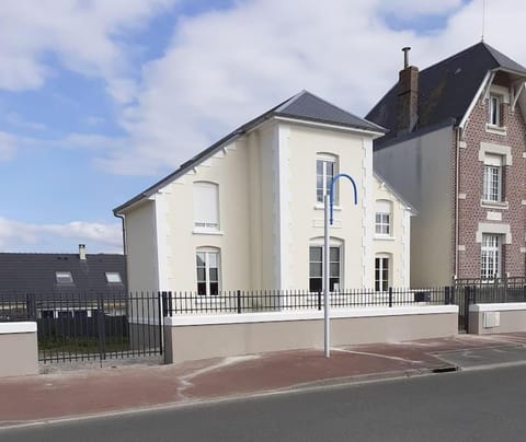 Property building, Day, Neighbourhood, Street view