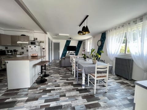 Kitchen or kitchenette, Living room, Lounge or bar